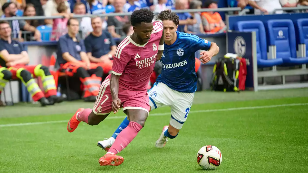 Vinícius Júnior (l) wurde beim Testspiel auf Schalke ausgepfiffen. (Archivbild) - Bild: Bernd Thissen/dpa