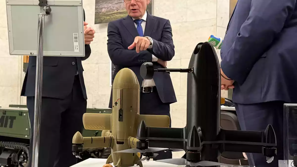 Im Außenministerium wurden Wadephul Waffen aus ukrainischer Produktion gezeigt.  - Bild: Michael Fischer/d/dpa