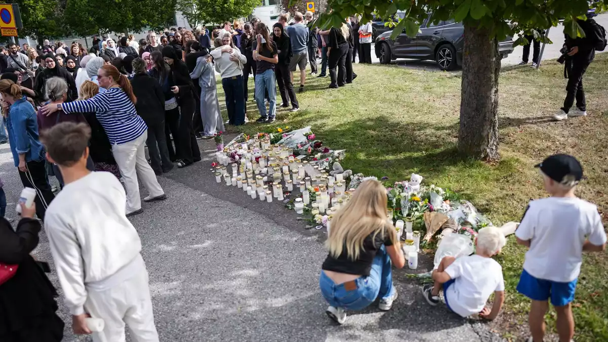 Die Menschen in Fagersta gedenken der Opfer.  - Bild: Magnus Lejhall/TT News Agency/AP/dpa