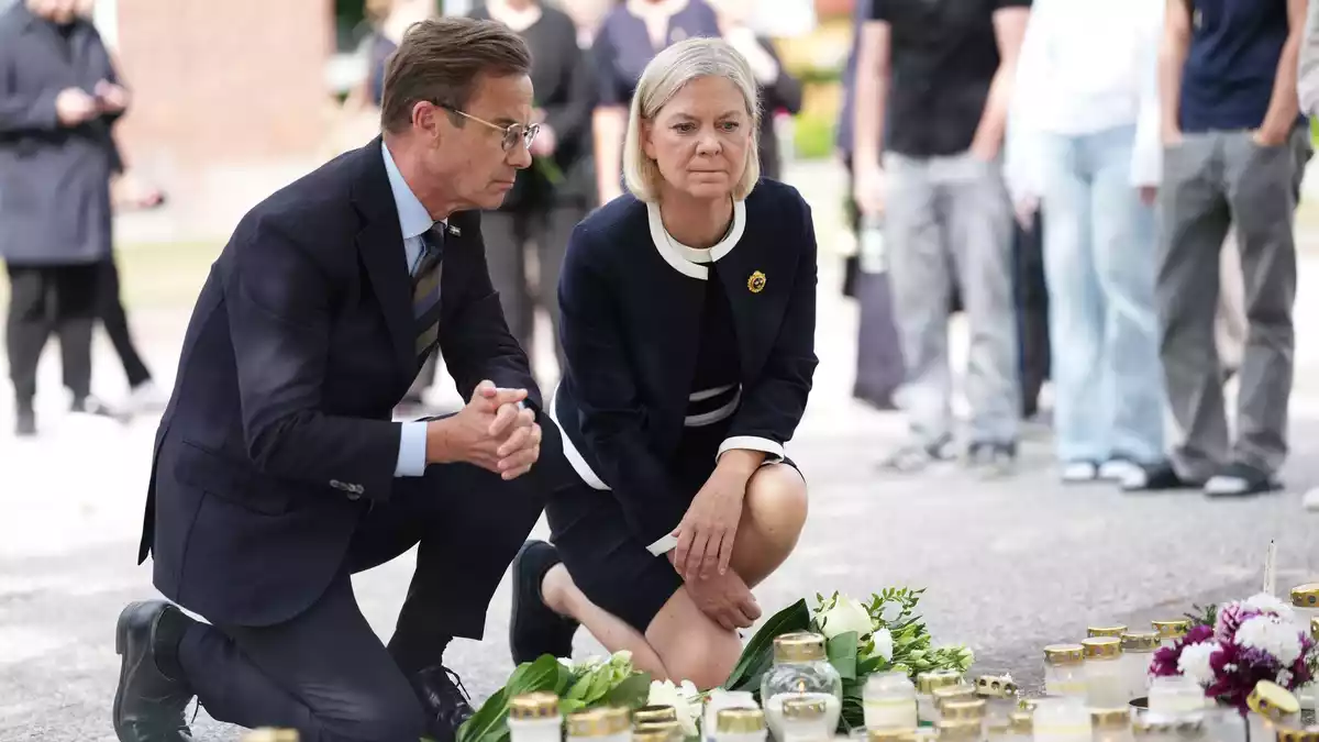 Schwedens Regierungschef Kristersson reiste zum Tatort.  - Bild: Magnus Lejhall/TT News Agency/AP/dpa