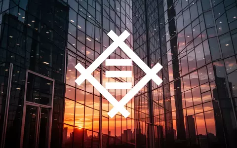 Moderne Glasfassade eines Bürogebäudes bei Sonnenuntergang als Symbol für internationale Kapitalinvestitionen. - Foto: über boerse-global.de