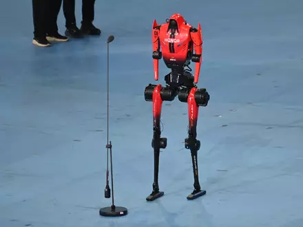 Roboter «Blitz» hatte bereits im Vorfeld den 100-Meter-Rekord von Usain Bolt unterboten. - Foto: Johannes Neudecker/dpa