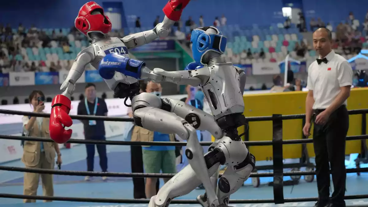 Kräftemessen unter Robotern beim „Free Combat“-Wettbewerb der World Humanoid Robot Games in Peking - Bild: Achmad Ibrahim/AP/dpa