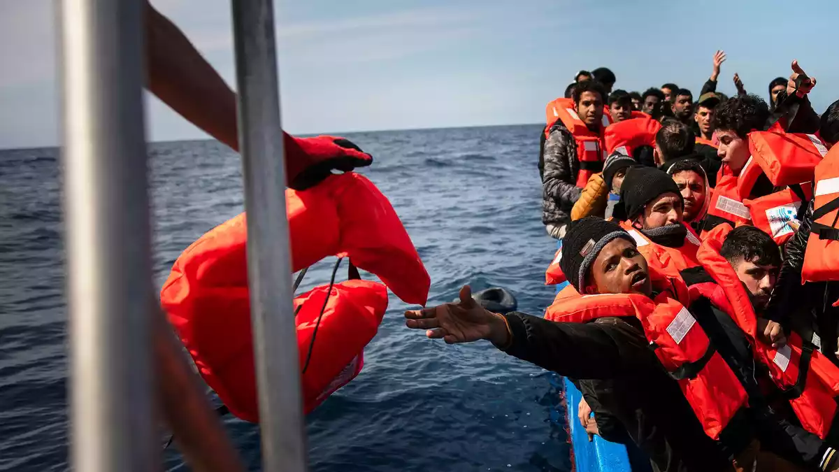 Auf dem Mittelmeer geraten immer wieder Flüchtlinge in Seenot. - Bild: Maria Giulia Trombini/Sea-Watch/dpa