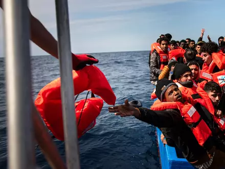 Auf dem Mittelmeer geraten immer wieder Flüchtlinge in Seenot. - Foto: Maria Giulia Trombini/Sea-Watch/dpa