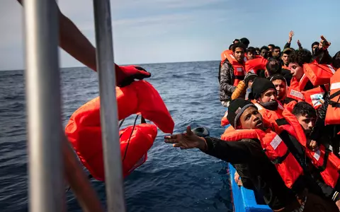 Auf dem Mittelmeer geraten immer wieder Flüchtlinge in Seenot. - Foto: Maria Giulia Trombini/Sea-Watch/dpa