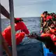 Auf dem Mittelmeer geraten immer wieder Flüchtlinge in Seenot. - Bild: Maria Giulia Trombini/Sea-Watch/dpa