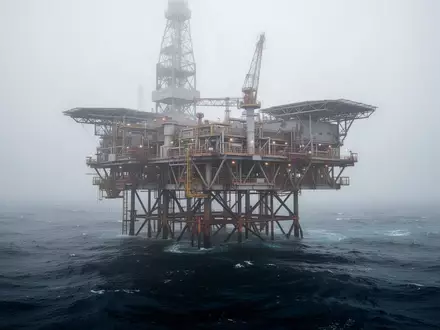 Eine Ölplattform im Schwarzen Meer bei bewölktem Himmel und stürmischer See. - Foto: über boerse-global.de