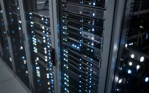 Moderne Server-Infrastruktur in einem Rechenzentrum mit blau leuchtenden LED-Anzeigen an den Hardware-Racks. - Foto: über boerse-global.de
