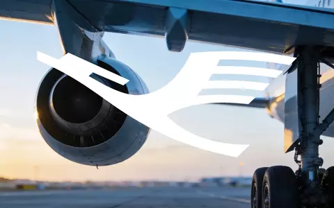 Nahaufnahme eines modernen Flugzeugtriebwerks bei Sonnenaufgang als Symbol für die Luftfahrtbranche - Foto: über boerse-global.de