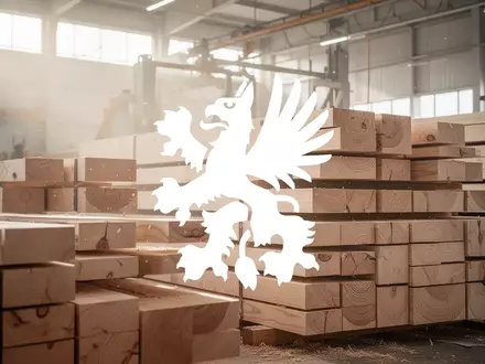Stapel aus hochwertigem Holz in einer modernen, hell beleuchteten Industriehalle. - Foto: über boerse-global.de