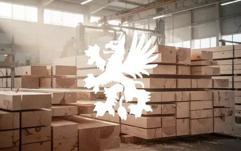 Stapel aus hochwertigem Holz in einer modernen, hell beleuchteten Industriehalle. - Foto: über boerse-global.de