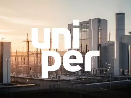 Moderne Industrieanlage für Energieversorgung bei goldenem Licht als Symbol für wirtschaftliche Stabilität. - Foto: über boerse-global.de