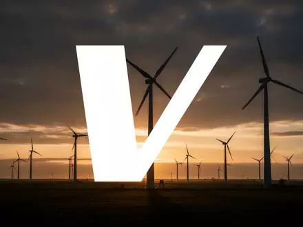 Moderne Windkraftanlagen in einer stimmungsvollen Landschaft bei Sonnenuntergang. - Foto: über boerse-global.de