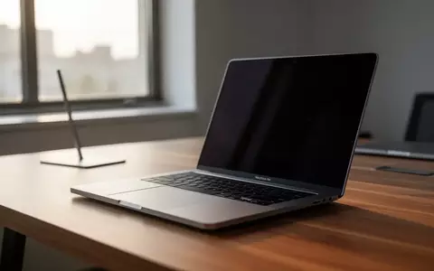 Ein moderner Laptop auf einem Schreibtisch in einem hellen, minimalistischen Büro. - Foto: über boerse-global.de