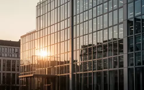 Moderne Glasfassade eines Bürogebäudes in Frankfurt bei Sonnenuntergang - Foto: über boerse-global.de