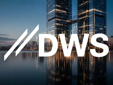 Abstrakte Darstellung von finanziellem Wachstum durch ein modernes Hochhaus, das sich in einer ruhigen Wasserfläche spiegelt. - Foto: über boerse-global.de