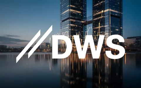 Abstrakte Darstellung von finanziellem Wachstum durch ein modernes Hochhaus, das sich in einer ruhigen Wasserfläche spiegelt. - Foto: über boerse-global.de