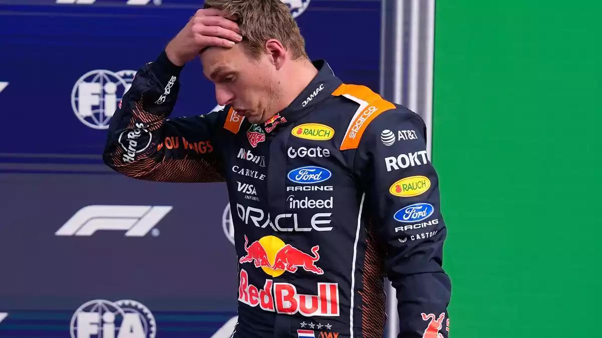Kein guter Tag für Max Verstappen: Er scheidet nach einem heftigen Crash aus.   - Bild: Darko Bandic/AP/dpa