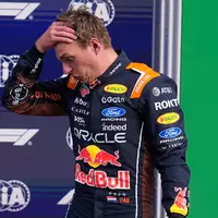 Kein guter Tag für Max Verstappen: Er scheidet nach einem heftigen Crash aus.   - Foto: Darko Bandic/AP/dpa