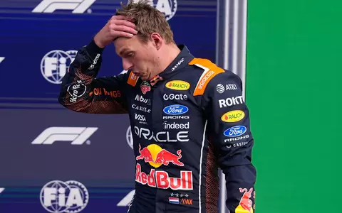Kein guter Tag für Max Verstappen: Er scheidet nach einem heftigen Crash aus.   - Foto: Darko Bandic/AP/dpa