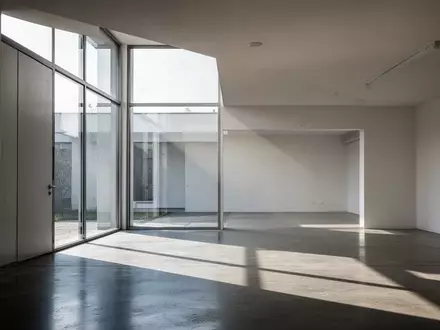 Minimalistischer Innenraum eines Bauhaus-Gebäudes mit klaren geometrischen Linien und einfallendem Tageslicht. - Foto: über boerse-global.de