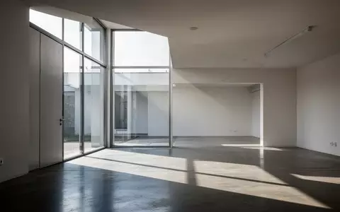Minimalistischer Innenraum eines Bauhaus-Gebäudes mit klaren geometrischen Linien und einfallendem Tageslicht. - Foto: über boerse-global.de