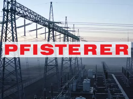 Moderne Hochspannungs-Infrastruktur in einer nordischen Landschaft bei Dämmerung als Symbol für Energieprojekte. - Foto: über boerse-global.de