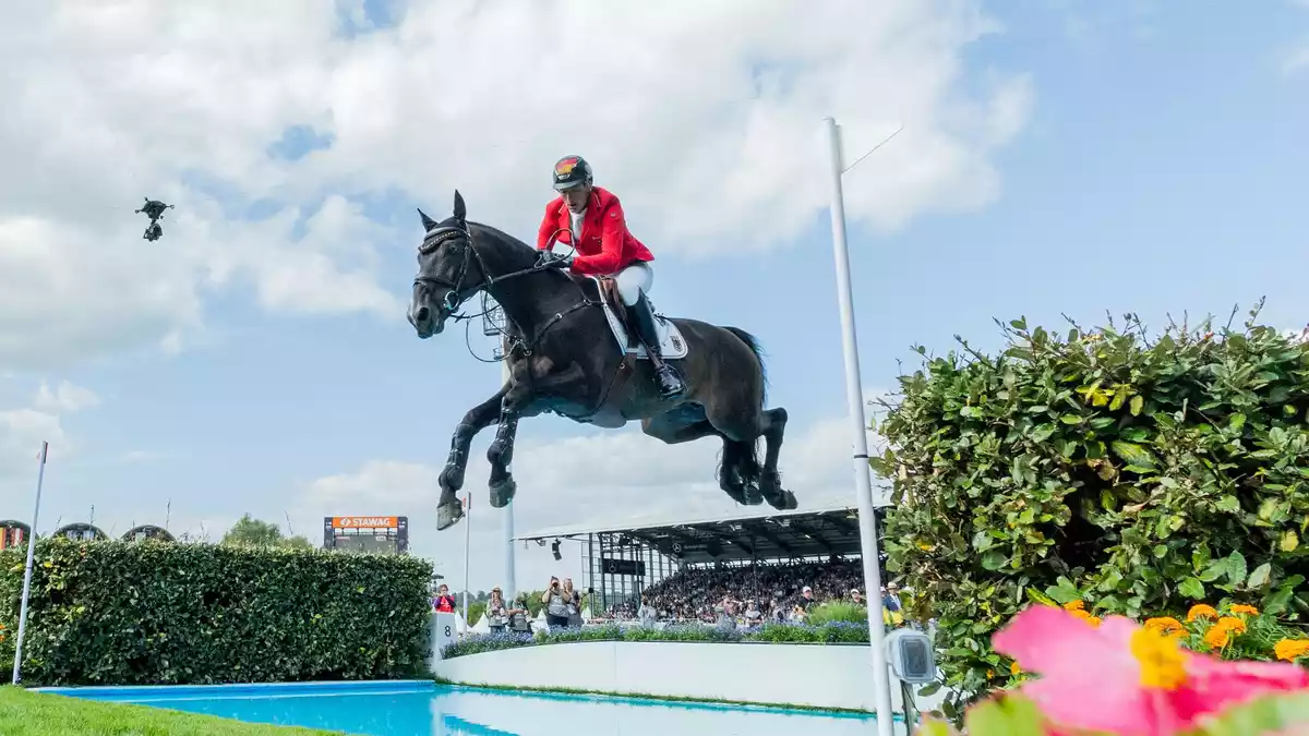Daniel Deußer springt mit Otello über den Wassergraben.    - Bild: Rolf Vennenbernd/dpa