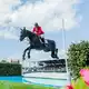 Daniel Deußer springt mit Otello über den Wassergraben.    - Bild: Rolf Vennenbernd/dpa