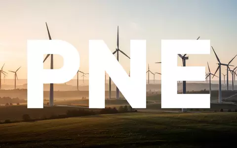 Moderne Windkraftanlage in einer weiten Landschaft bei Sonnenaufgang als Symbol für Erneuerbare Energien. - Foto: über boerse-global.de