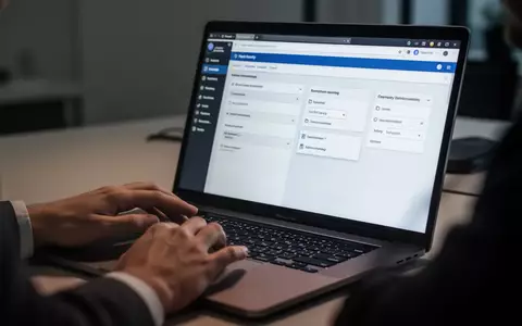 Nahaufnahme einer Person, die an einem Laptop arbeitet, um Browsereinstellungen zu konfigurieren. - Foto: über boerse-global.de