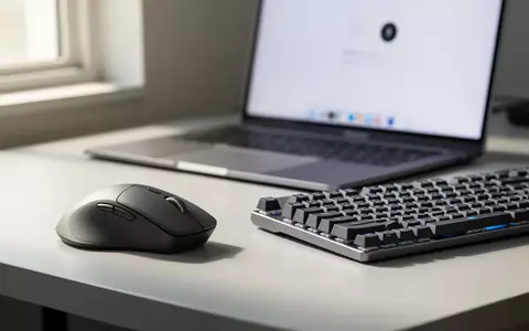 Eine Nahaufnahme einer modernen, ergonomischen Computermaus und Tastatur auf einem sauberen Schreibtisch bei Tageslicht. - Foto: über boerse-global.de