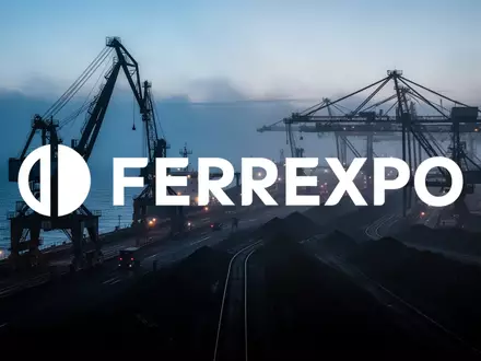 Industrielle Verladeanlage an einer dunklen Meeresküste bei Dämmerung, symbolisch für blockierte Rohstoffexporte. - Foto: über boerse-global.de