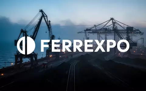 Industrielle Verladeanlage an einer dunklen Meeresküste bei Dämmerung, symbolisch für blockierte Rohstoffexporte. - Foto: über boerse-global.de