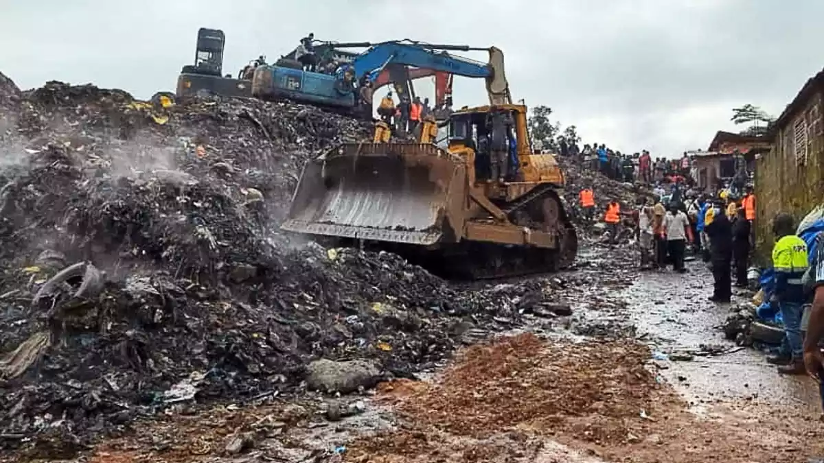 Der Müllberg geriet nach schwerem Regen ins Rutschen und verschüttete mehrere Häuser in einem Vorort der Hauptstadt Conakry.  - Bild: Abdel Aziz Bah/dpa