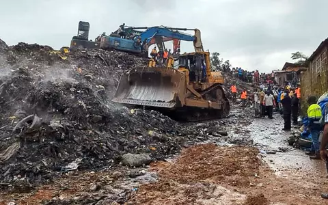 Der Müllberg geriet nach schwerem Regen ins Rutschen und verschüttete mehrere Häuser in einem Vorort der Hauptstadt Conakry.  - Foto: Abdel Aziz Bah/dpa