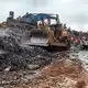 Der Müllberg geriet nach schwerem Regen ins Rutschen und verschüttete mehrere Häuser in einem Vorort der Hauptstadt Conakry.  - Bild: Abdel Aziz Bah/dpa