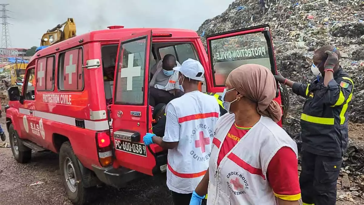 Die Such- und Rettungsarbeiten dauerten weiter an.  - Bild: Abdel Aziz Bah/dpa