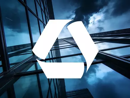 Abstrakte Darstellung eines modernen Bürogebäudes vor einem dramatischen, stürmischen Himmel als Symbol für den Finanzsektor. - Foto: über boerse-global.de