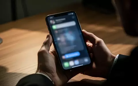 Eine Person hält ein Smartphone in der Hand, wobei die Anzeige unscharf bleibt, um das Thema Cyberkriminalität zu illustrieren. - Foto: über boerse-global.de