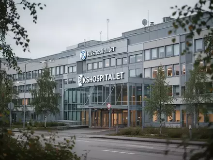 Außenansicht des Rikshospitalet in Oslo an einem bewölkten Tag. - Foto: über boerse-global.de