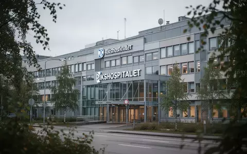 Außenansicht des Rikshospitalet in Oslo an einem bewölkten Tag. - Foto: über boerse-global.de