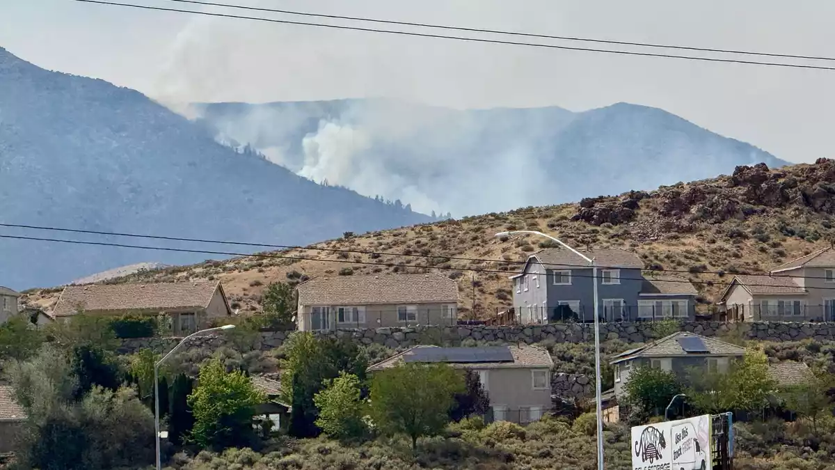 Zehntausende müssen aufgrund des sich weiter ausbreitenden Brandes bei Reno aus ihren Häusern fliehen.  - Bild: Haven Daley/AP/dpa