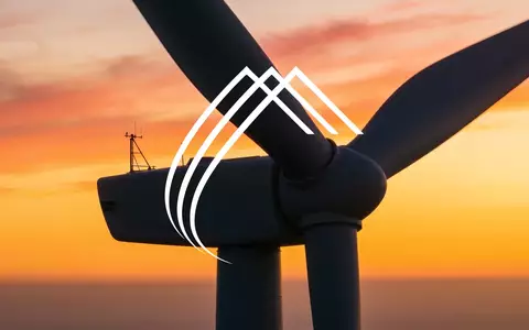 Abstraktes Bild einer Windkraftanlage bei Sonnenuntergang als Symbol für den Sektor der erneuerbaren Energien. - Foto: über boerse-global.de