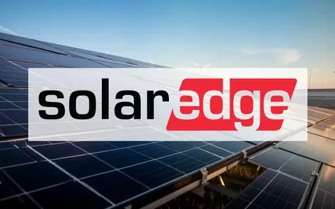 Moderne Solaranlage in einem Solarpark während der goldenen Stunde als Symbol für Investitionen in erneuerbare Energien. - Foto: über boerse-global.de