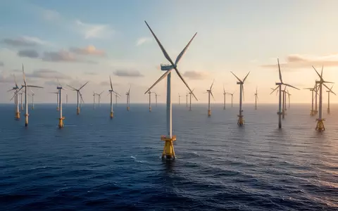 Großer Offshore-Windpark auf dem offenen Meer bei Sonnenuntergang. - Foto: über boerse-global.de