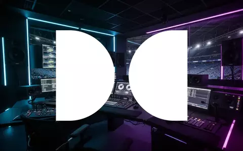 Moderne audiovisuelle Regietechnik in einem Stadion mit atmosphärischer Beleuchtung. - Foto: über boerse-global.de