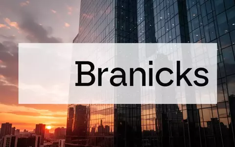 Moderne Glasfassade eines Bürogebäudes bei Sonnenuntergang als Symbol für Stabilität in der Immobilienwirtschaft. - Foto: über boerse-global.de