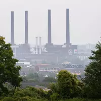 Trübe Stimmung bei Volkswagen. Können die geplanten Betriebsversammlungen Aufhellung bringen?  - Foto: Julian Stratenschulte/dpa